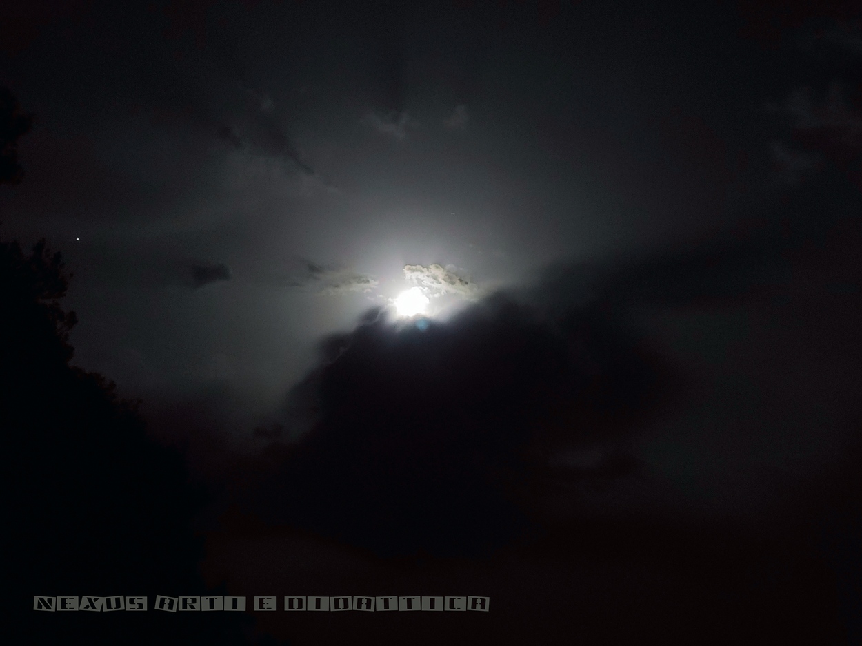 image: Luna fra le nubi