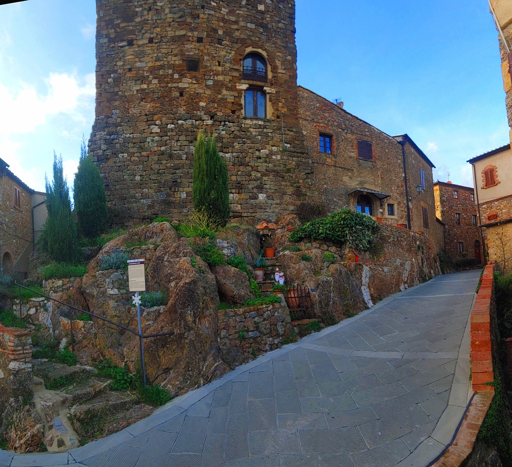 image: il borgo di Sassa con la torre rinascimentale