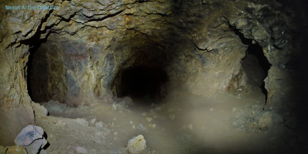 image: La Valle della Luna 25; tunnel nella miniera di Masaccio