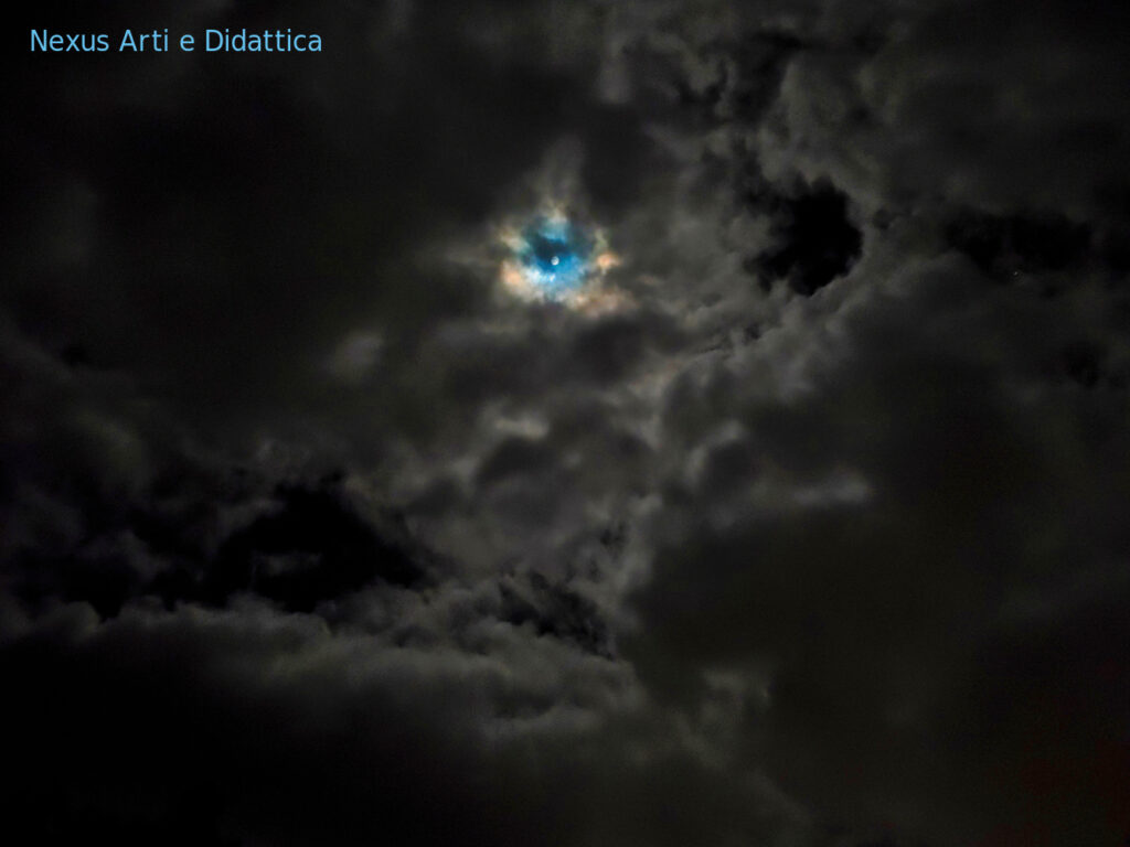 image: La Valle della Luna 51; Luna fra le nubi